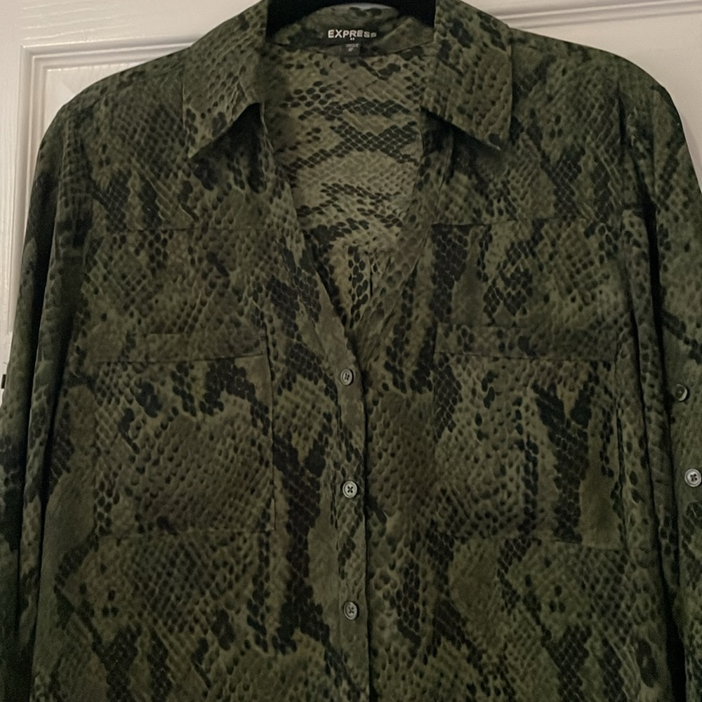 Express Dark Green Print Blouse - Picture 4 of 4